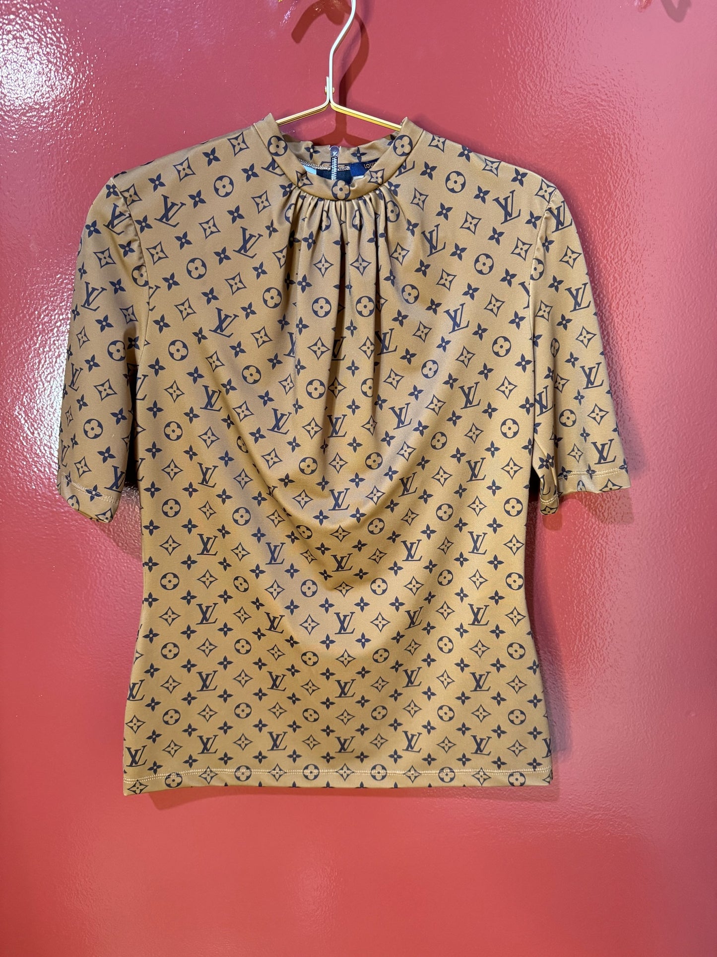 Louis Vuitton top mono 5