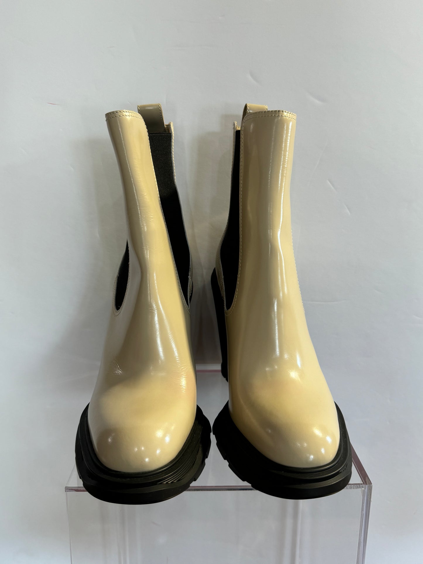Alexander Mcqueen Cream Tread Heel Chealsea Boots 38 1/2