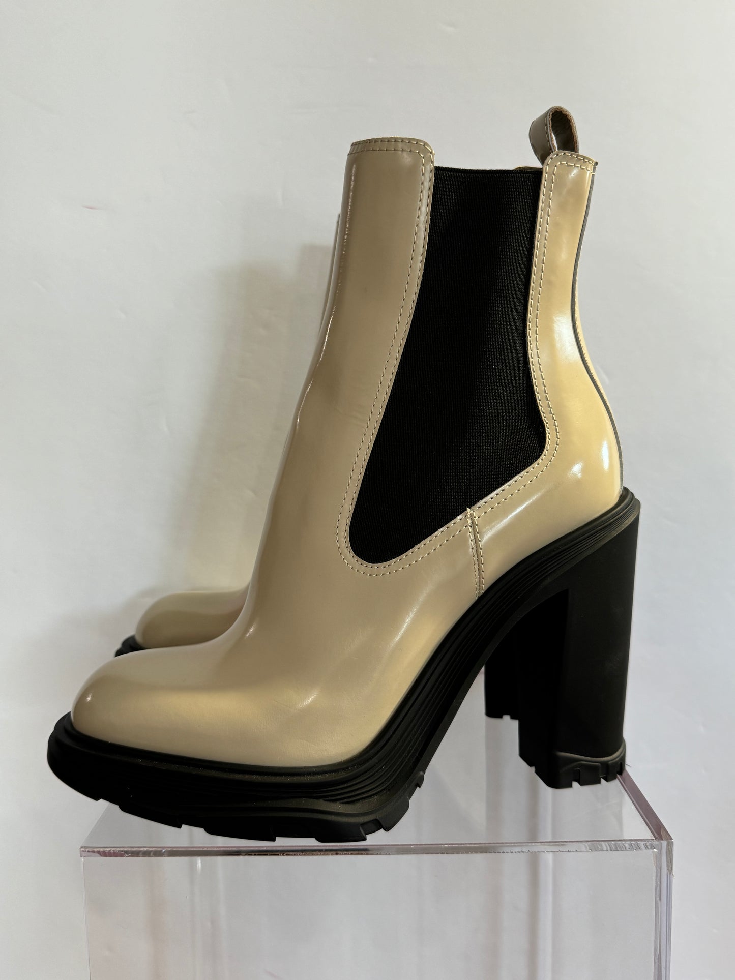 Alexander Mcqueen Cream Tread Heel Chealsea Boots 38 1/2