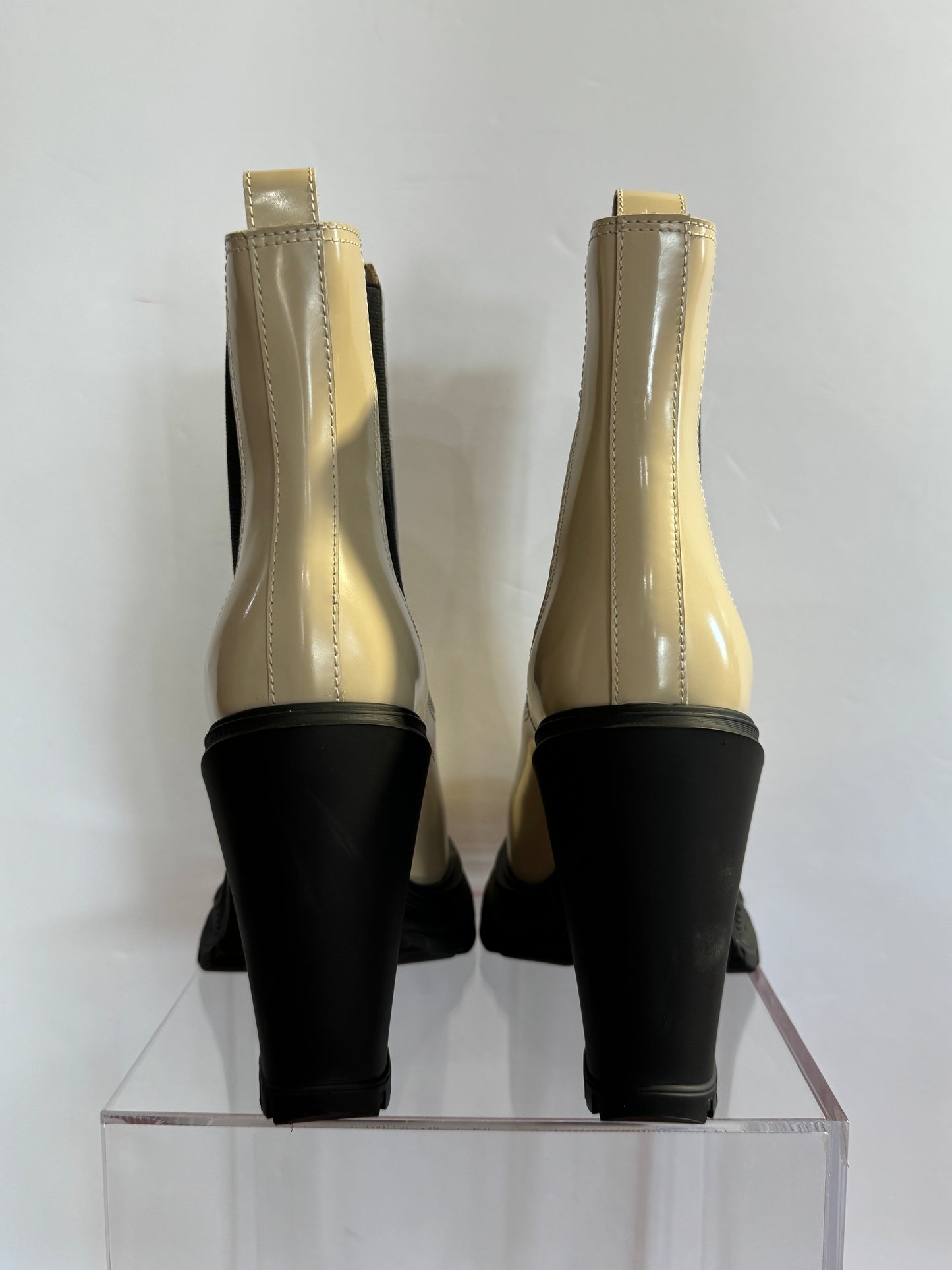 Alexander Mcqueen Cream Tread Heel Chealsea Boots 38 1/2